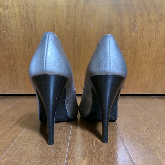 Gorgeous Steve Madden Pewter Pumps - Picture 5 of 5